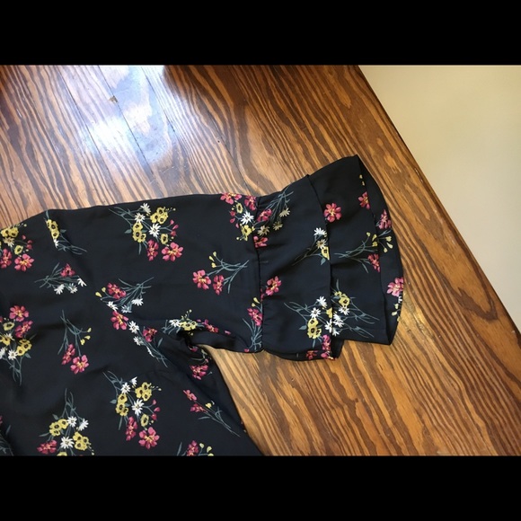 *SOLD* Violet and Claire Floral Top - Picture 5 of 5